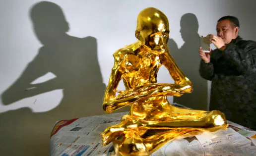 Construyen una estatua de oro sobre la momia de un monje budista
