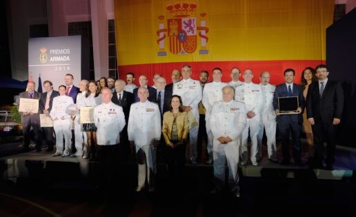 La Armada Española rinde homenaje a la bandera en sus premios anuales